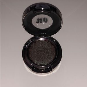 Urban Decay eyeshadow pot in Lounge.